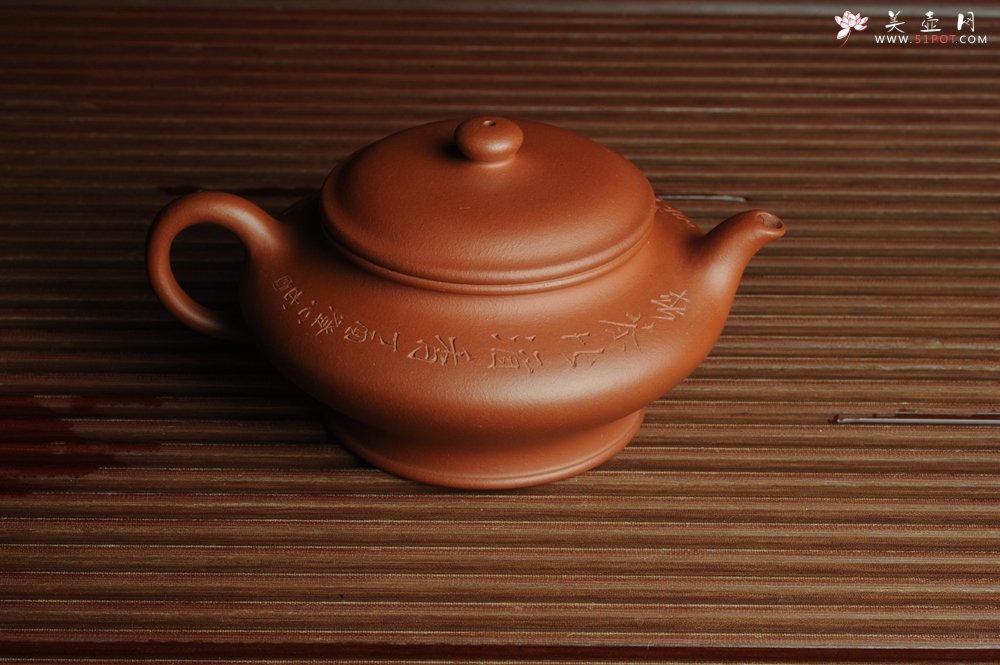 紫砂壶图片：美壶特惠 老清水泥虚扁 助工俞霞老双刀法铭文  若能杯水如名淡 应信春茶比酒浓 - 宜兴紫砂壶网