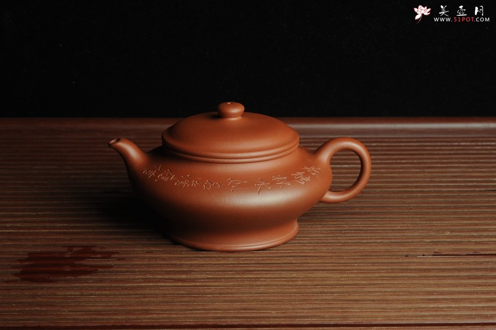 紫砂壶图片：美壶特惠 老清水泥虚扁 助工俞霞老双刀法铭文  若能杯水如名淡 应信春茶比酒浓 - 宜兴紫砂壶网