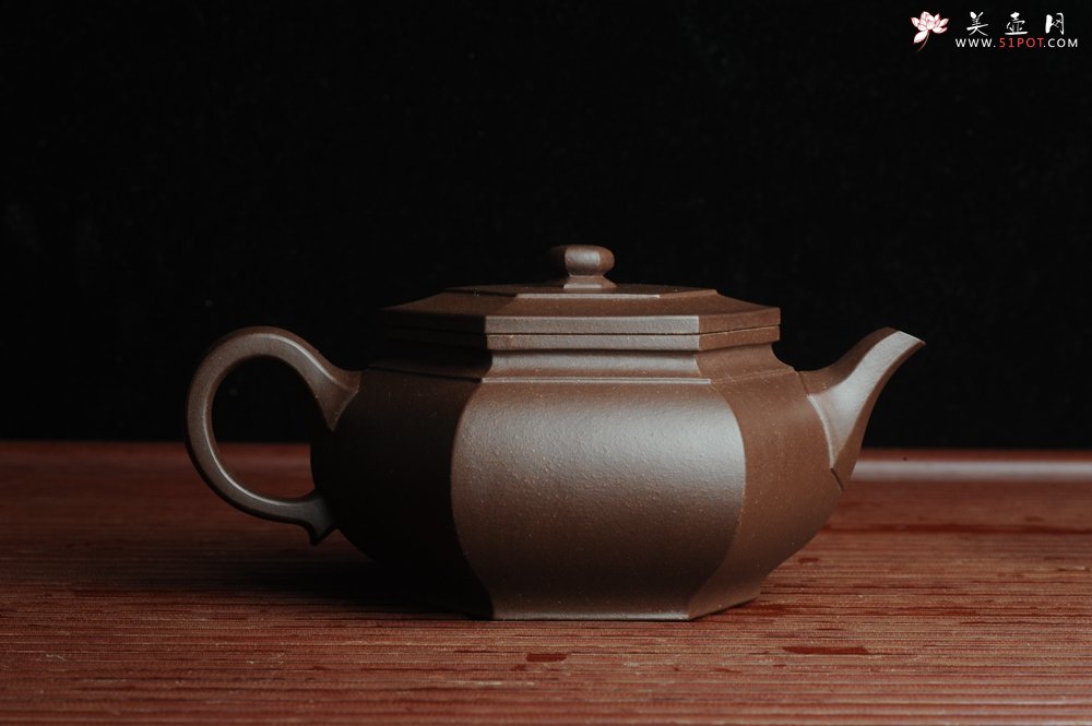 紫砂壶图片：美壶回馈壶友特惠 老紫泥精致全手工大彬六方 - 宜兴紫砂壶网