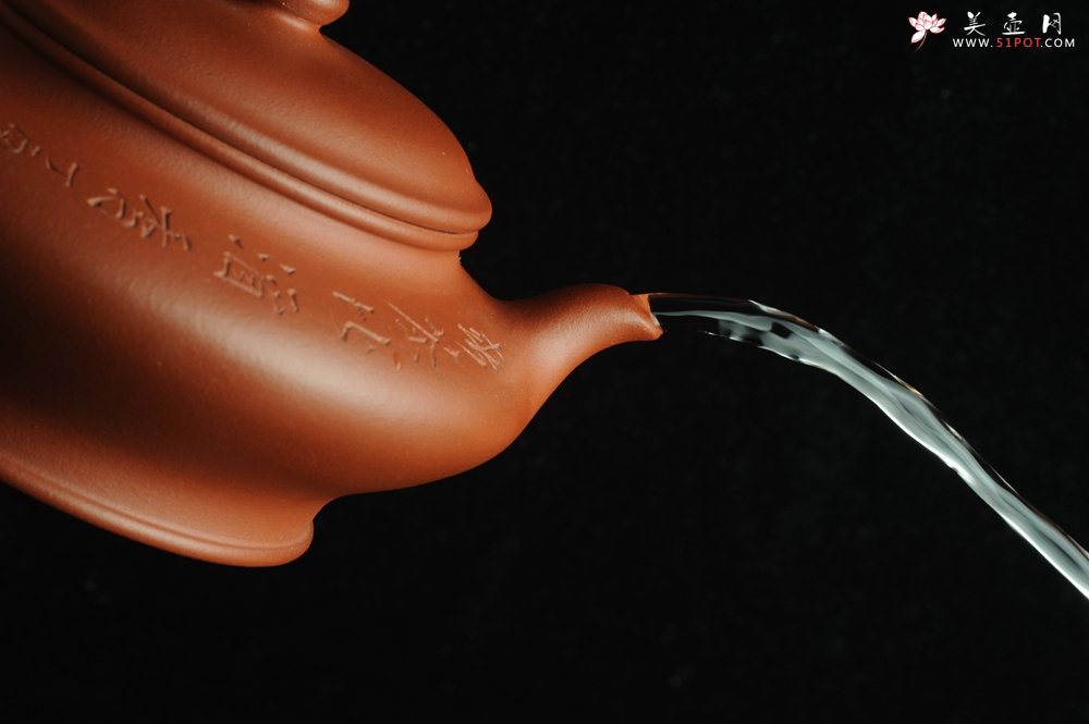 紫砂壶图片：美壶特惠 老清水泥虚扁 助工俞霞老双刀法铭文  若能杯水如名淡 应信春茶比酒浓 - 宜兴紫砂壶网