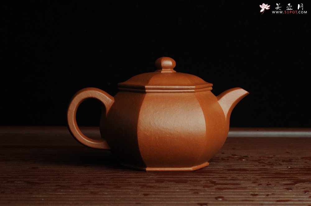 紫砂壶图片：张海莊突破之作 全手工六方宫灯 粗砂朱泥收缩大 成型难 朱砂金砂隐现 - 宜兴紫砂壶网