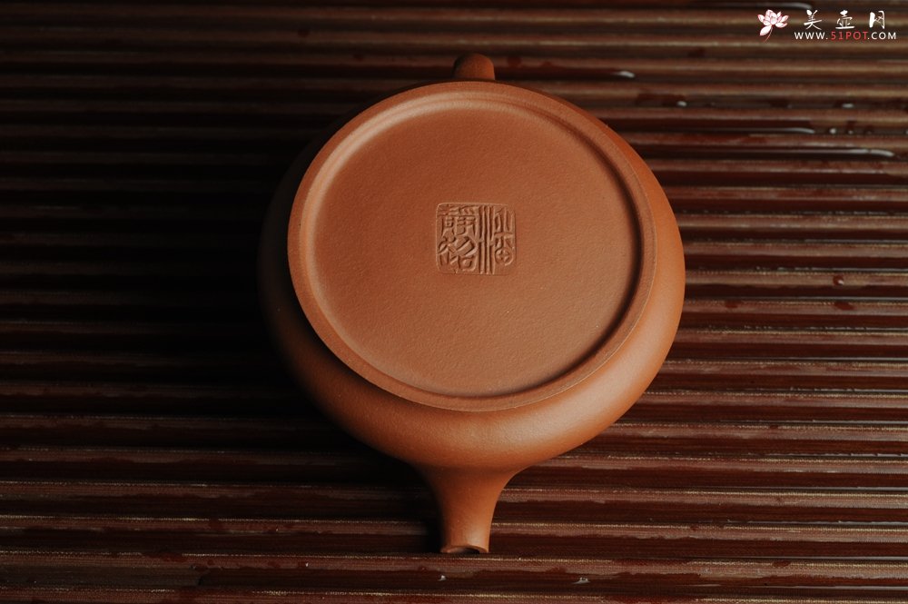 紫砂壶图片：美壶特惠 摹李寒勇影瓢 老清水泥 茶人醉爱 - 宜兴紫砂壶网