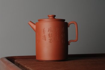 紫砂壶图片：美壶特惠 优质老清水泥文人小壶圆础 助工俞霞即兴装饰 月斜诗梦瘦 风散墨花香 - 宜兴紫砂壶网