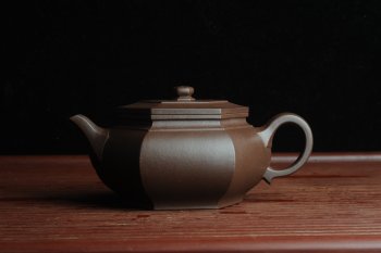 紫砂壶图片：美壶回馈壶友特惠 老紫泥精致全手工大彬六方 - 宜兴紫砂壶网