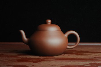 紫砂壶图片：美壶特惠 全手工精品秀雅梨形壶 茶人醉爱 - 宜兴紫砂壶网