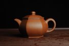 紫砂壶图片：张海莊突破之作 全手工六方宫灯 粗砂朱泥收缩大 成型难 朱砂金砂隐现 - 宜兴紫砂壶网