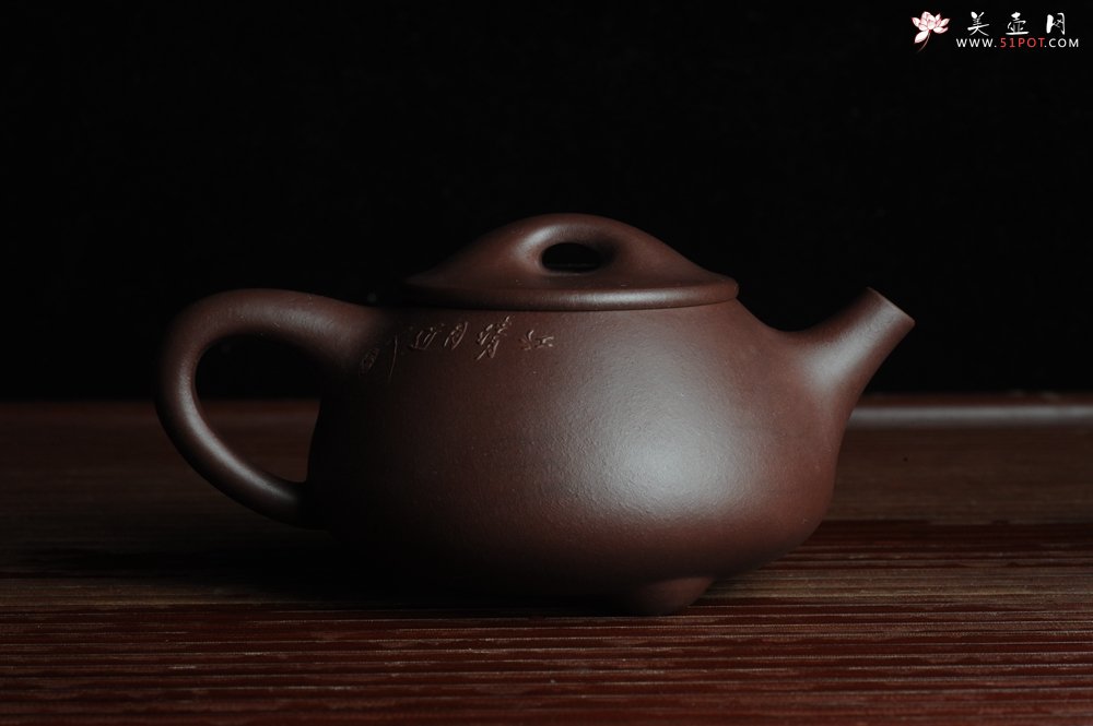 紫砂壶图片：美壶特惠 经典平盖小石瓢 满瓢（景舟石瓢）泥绘山水 江清月近人 单色泥绘更显功力 - 宜兴紫砂壶网