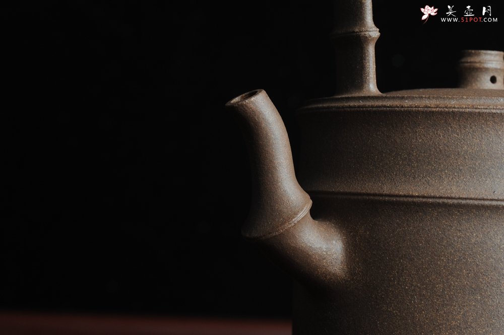 紫砂壶图片：美壶特惠 特好老段泥 精工竹段提梁 挺拔秀雅 - 宜兴紫砂壶网