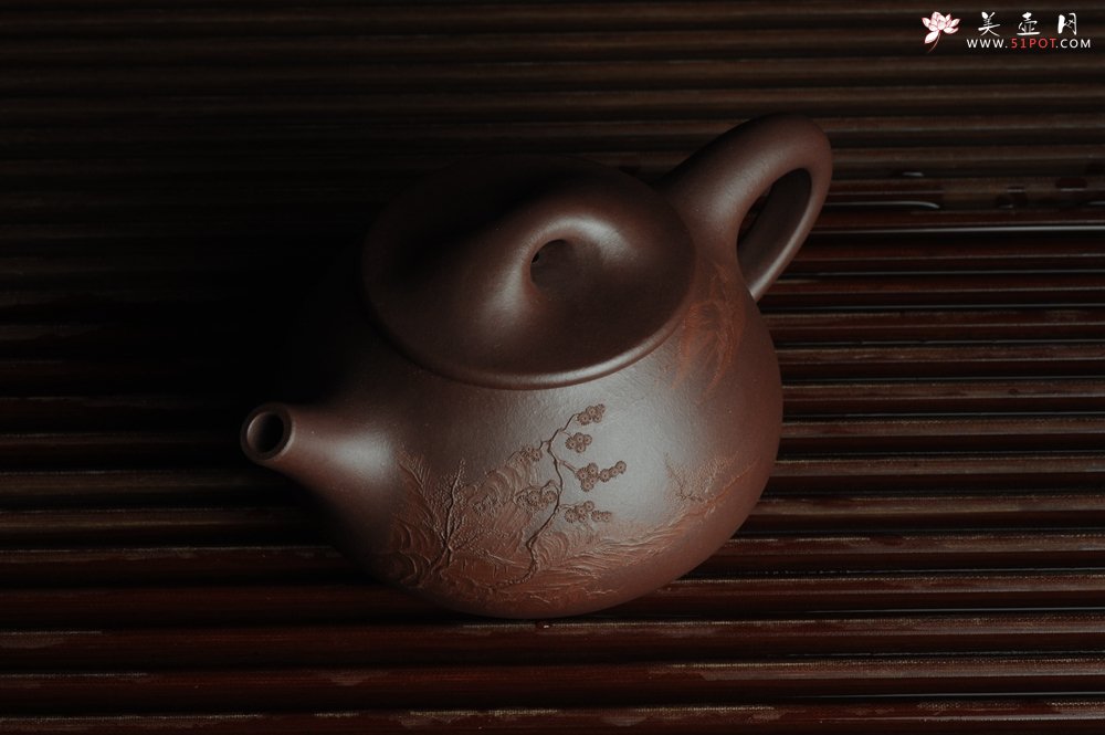 紫砂壶图片：美壶特惠 经典平盖小石瓢 满瓢（景舟石瓢）泥绘山水 江清月近人 单色泥绘更显功力 - 宜兴紫砂壶网