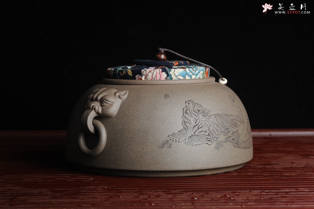 紫砂壶图片：老青段精品瑞兽双耳罐 茶仓 水洗 烟灰缸 多用 子陶刻达摩伏虎图 不输名、家 - 宜兴紫砂壶网