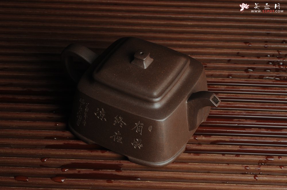 紫砂壶图片：美壶特惠 高手刻竹 全手工四方福明壶 泥料超好 - 宜兴紫砂壶网