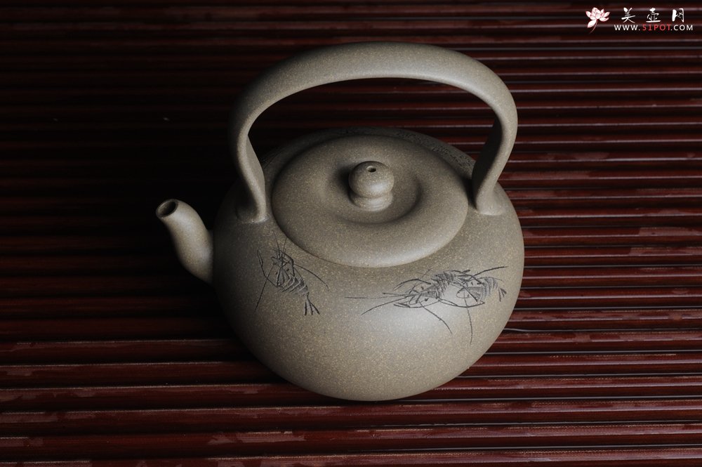 紫砂壶图片：美壶特惠 老青段 助工精工太白提梁 子陶刻对虾 - 宜兴紫砂壶网