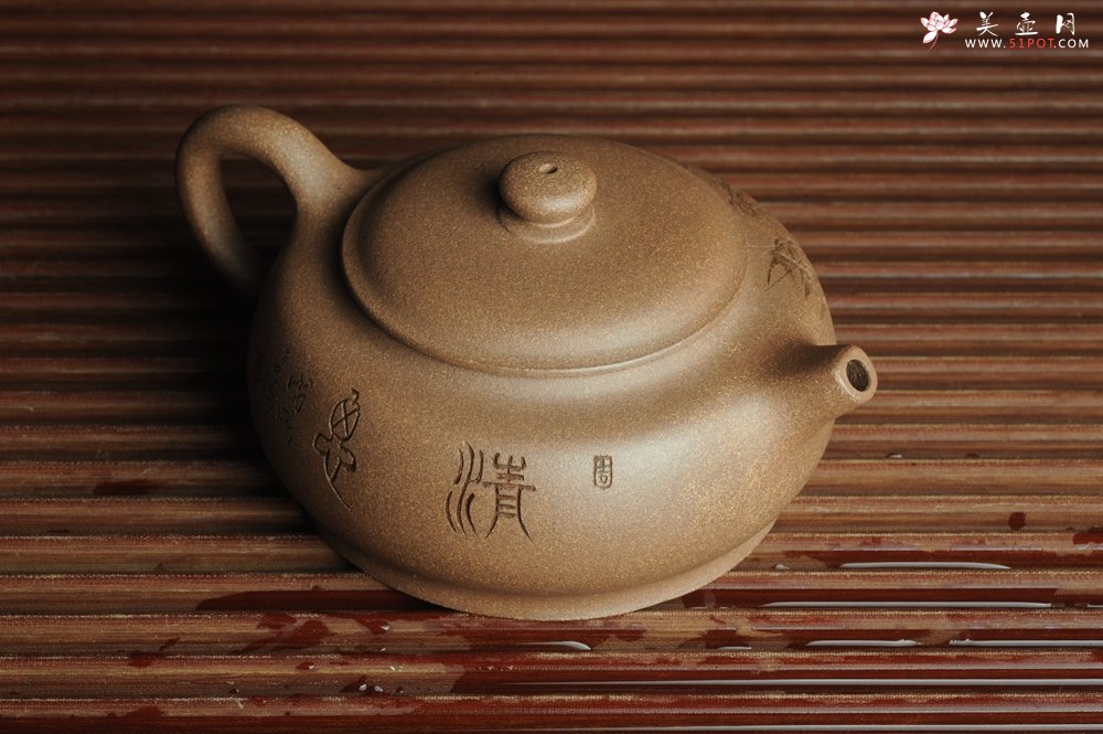 紫砂壶图片：美壶特惠 优质老段泥精致涌泉 卧石图 养后温润可人 - 宜兴紫砂壶网