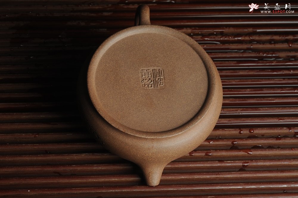 紫砂壶图片：美壶特惠 优质老段泥精致涌泉 卧石图 养后温润可人 - 宜兴紫砂壶网