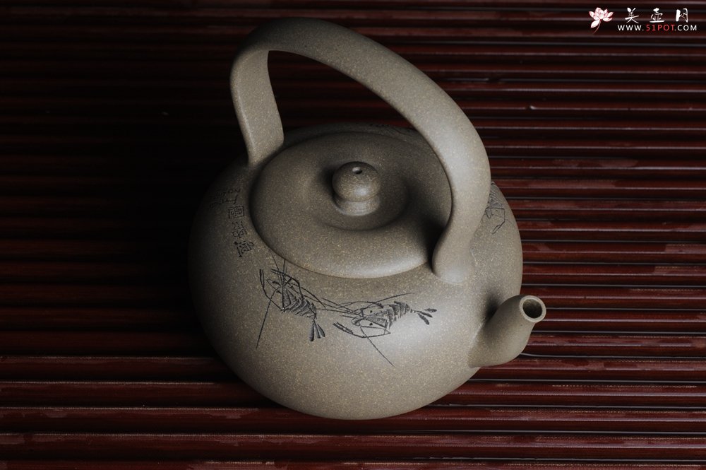 紫砂壶图片：美壶特惠 老青段 助工精工太白提梁 子陶刻对虾 - 宜兴紫砂壶网
