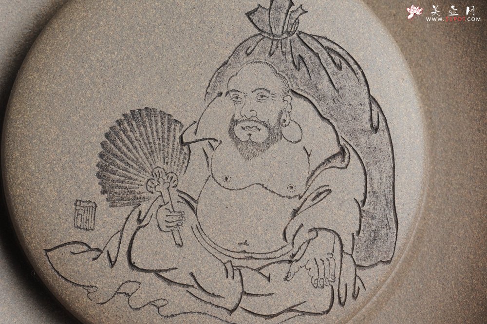 紫砂壶图片：美器特惠 助工精工老青段壶承 干泡台 布袋弥勒 神态细腻 外径大约14.3cm - 宜兴紫砂壶网