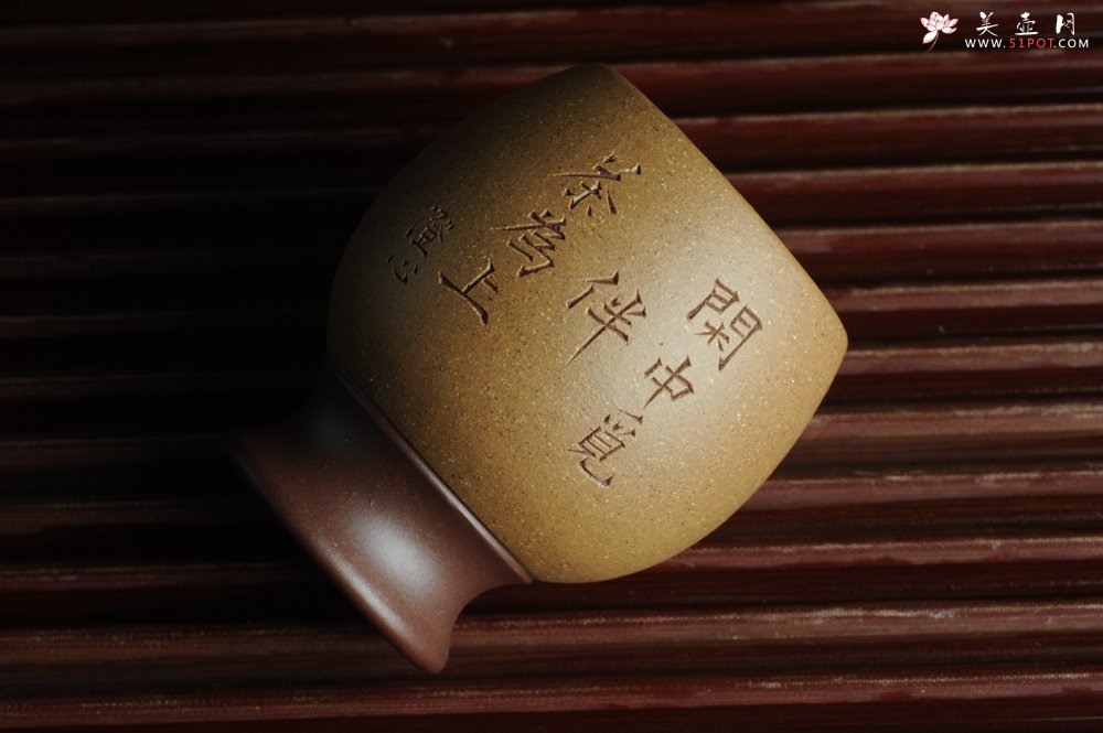 紫砂壶图片：精品紫砂杯 私人定制 紫泥粉段泥 助工俞霞老双刀刻字 手感特扎实 茶人醉爱 - 宜兴紫砂壶网