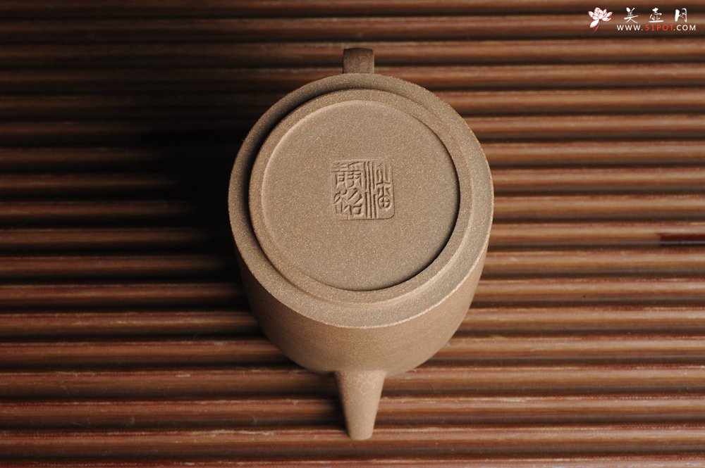 紫砂壶图片：美壶特惠 优质老段泥文人小壶圆础 助工俞霞即兴装饰 君似竹贤圣人心 - 宜兴紫砂壶网