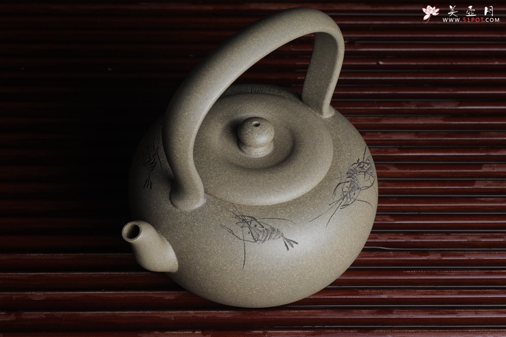 紫砂壶图片：美壶特惠 老青段 助工精工太白提梁 子陶刻对虾 - 宜兴紫砂壶网