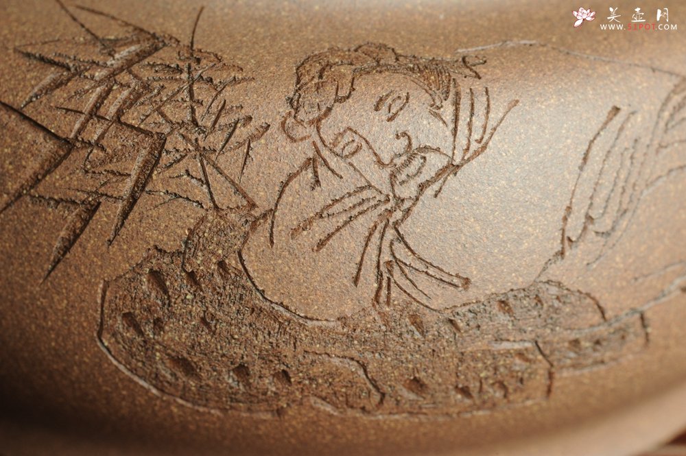 紫砂壶图片：美壶特惠 优质老段泥精致涌泉 卧石图 养后温润可人 - 宜兴紫砂壶网