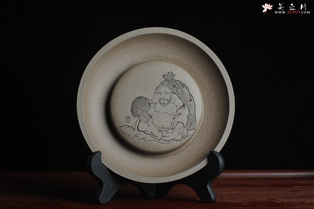 紫砂壶图片：美器特惠 助工精工老青段壶承 干泡台 布袋弥勒 神态细腻 外径大约14.3cm - 宜兴紫砂壶网