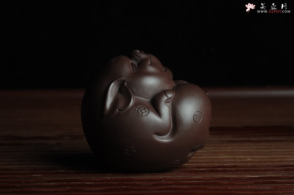 紫砂壶图片：美宠特惠 一团和气猪 神态细腻 做工灰常精致 手工茶宠 - 宜兴紫砂壶网