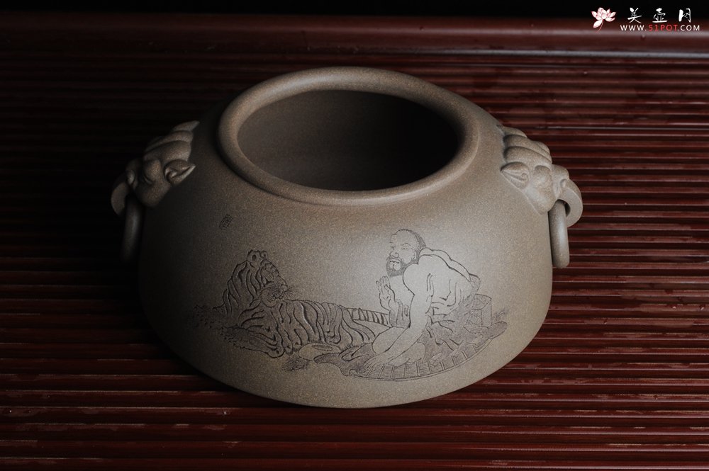 紫砂壶图片：老青段精品瑞兽双耳罐 茶仓 水洗 烟灰缸 多用 子陶刻达摩伏虎图 不输名、家 - 宜兴紫砂壶网