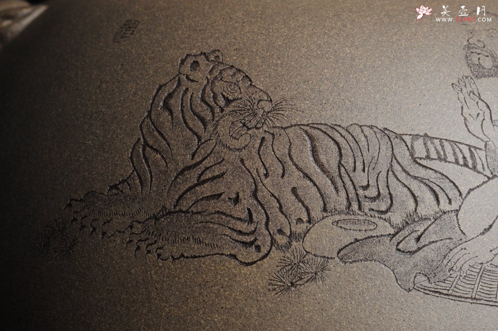 紫砂壶图片：老青段精品瑞兽双耳罐 茶仓 水洗 烟灰缸 多用 子陶刻达摩伏虎图 不输名、家 - 宜兴紫砂壶网