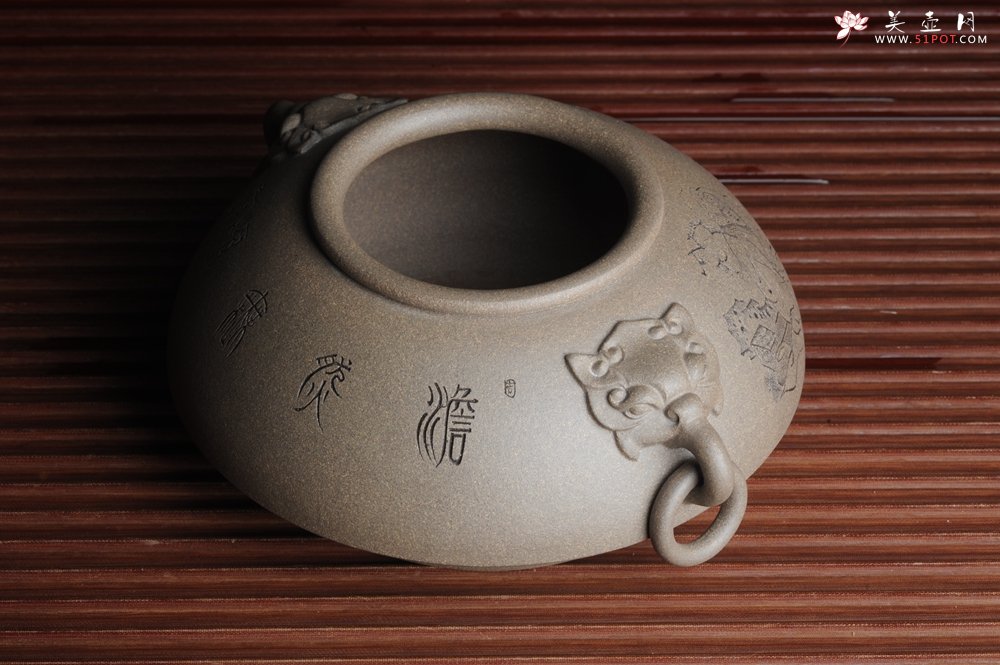 紫砂壶图片：精品特惠 老青段精品瑞兽双耳罐 茶仓 茶叶罐 水洗 烟灰缸 多用 子陶刻老人松 不输名、家 - 宜兴紫砂壶网