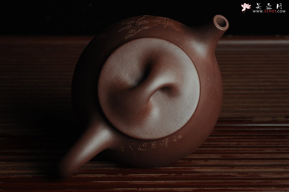 紫砂壶图片：美壶特惠 经典平盖小石瓢 满瓢（景舟石瓢）泥绘山水 江清月近人 单色泥绘更显功力 - 宜兴紫砂壶网