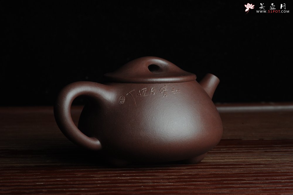 紫砂壶图片：美壶特惠 经典平盖小石瓢 满瓢（景舟石瓢）泥绘山水 江清月近人 单色泥绘更显功力 - 宜兴紫砂壶网