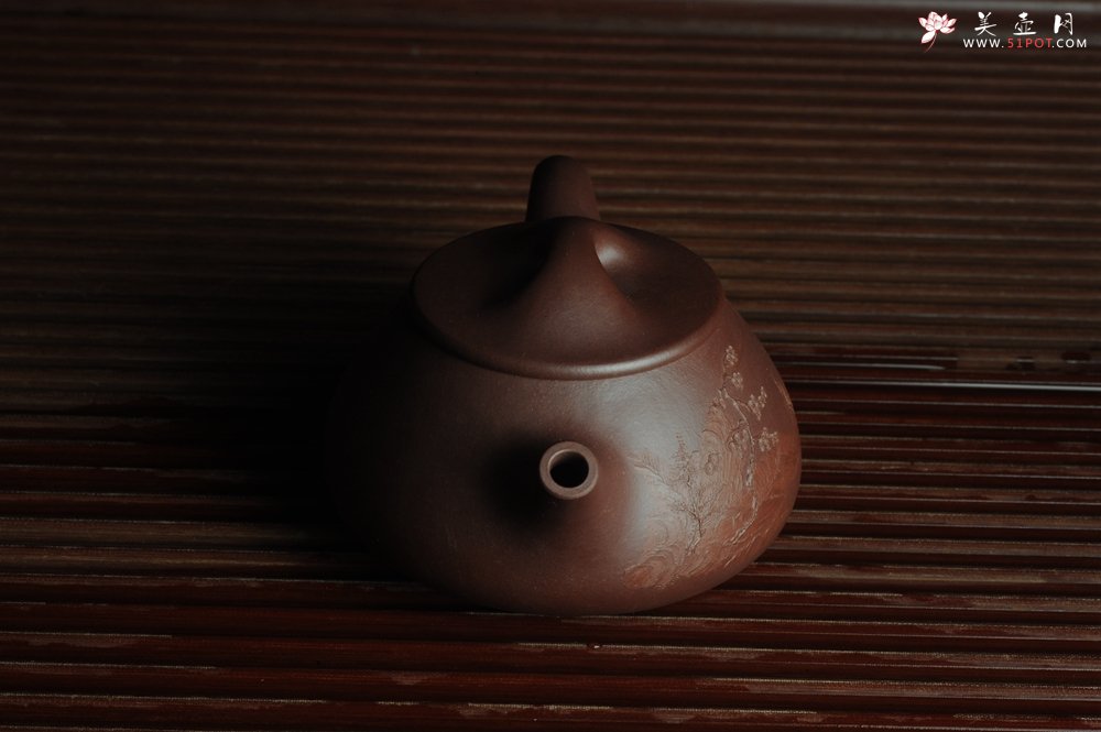 紫砂壶图片：美壶特惠 经典平盖小石瓢 满瓢（景舟石瓢）泥绘山水 江清月近人 单色泥绘更显功力 - 宜兴紫砂壶网