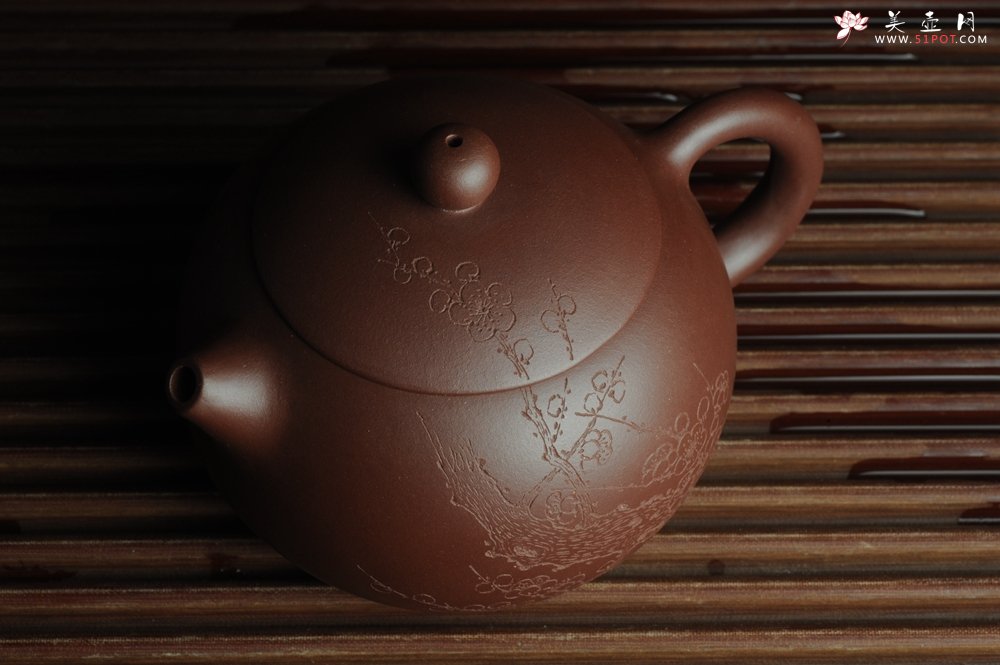 紫砂壶图片：美壶福利特惠 精工西施 助工俞霞老双刀梅花香 春满玉壶随意酌 - 宜兴紫砂壶网