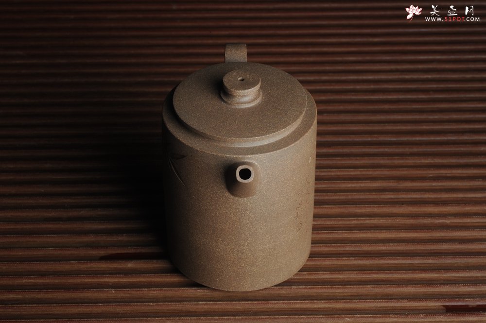 紫砂壶图片：美壶特惠 优质老段泥文人小壶圆础 助工俞霞即兴装饰 君似竹贤圣人心 - 宜兴紫砂壶网