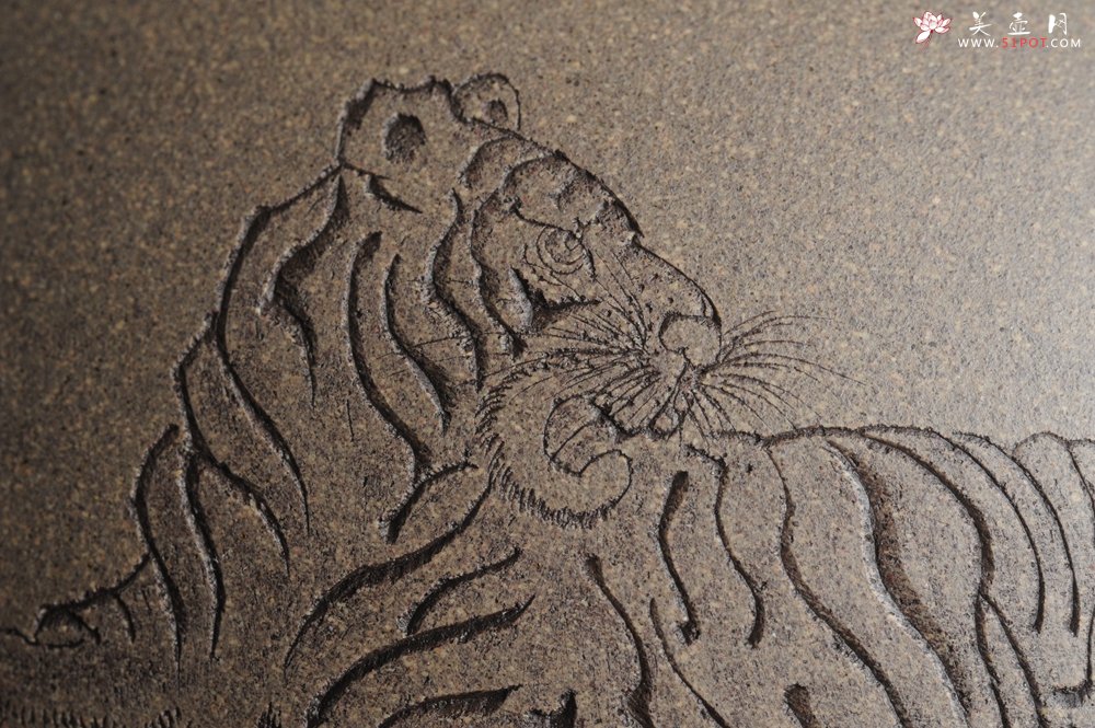 紫砂壶图片：老青段精品瑞兽双耳罐 茶仓 水洗 烟灰缸 多用 子陶刻达摩伏虎图 不输名、家 - 宜兴紫砂壶网