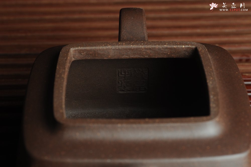 紫砂壶图片：美壶特惠 高手刻竹 全手工四方福明壶 泥料超好 - 宜兴紫砂壶网