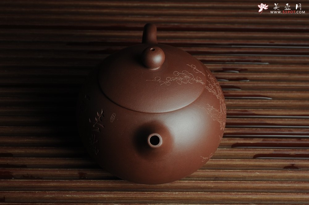 紫砂壶图片：美壶福利特惠 精工西施 助工俞霞老双刀梅花香 春满玉壶随意酌 - 宜兴紫砂壶网
