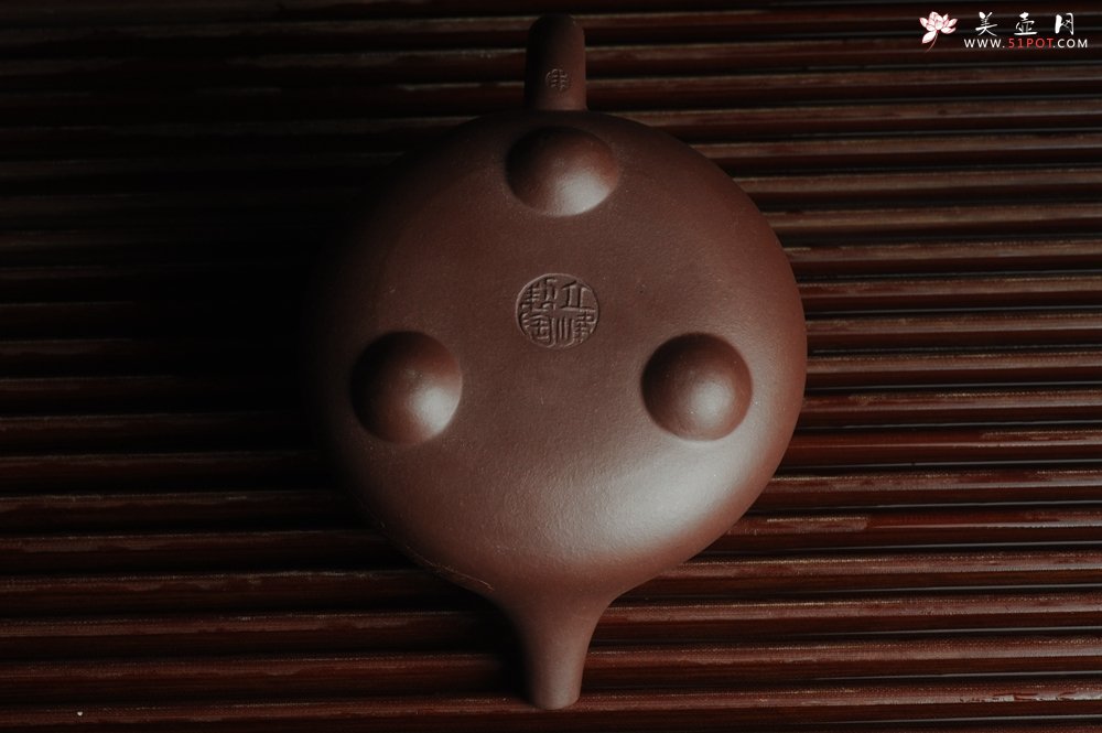 紫砂壶图片：美壶特惠 经典平盖小石瓢 满瓢（景舟石瓢）泥绘山水 江清月近人 单色泥绘更显功力 - 宜兴紫砂壶网