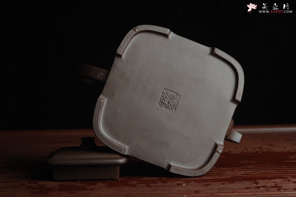 紫砂壶图片：美壶特惠 高手刻竹 全手工四方福明壶 泥料超好 - 宜兴紫砂壶网