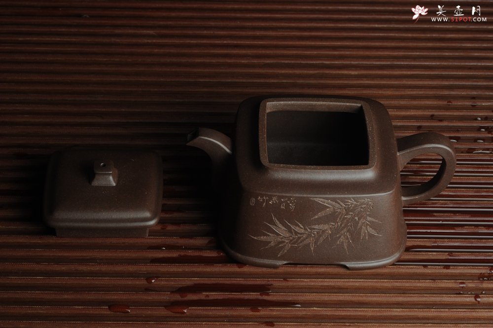 紫砂壶图片：美壶特惠 高手刻竹 全手工四方福明壶 泥料超好 - 宜兴紫砂壶网
