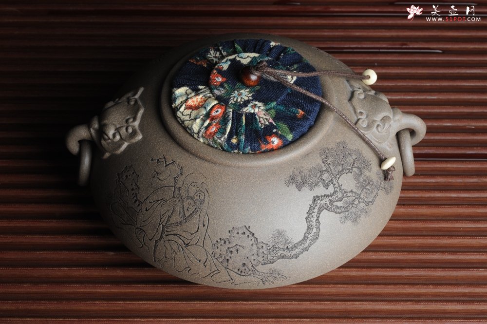 紫砂壶图片：精品特惠 老青段精品瑞兽双耳罐 茶仓 茶叶罐 水洗 烟灰缸 多用 子陶刻老人松 不输名、家 - 宜兴紫砂壶网