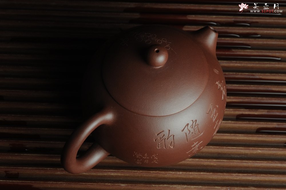 紫砂壶图片：美壶福利特惠 精工西施 助工俞霞老双刀梅花香 春满玉壶随意酌 - 宜兴紫砂壶网