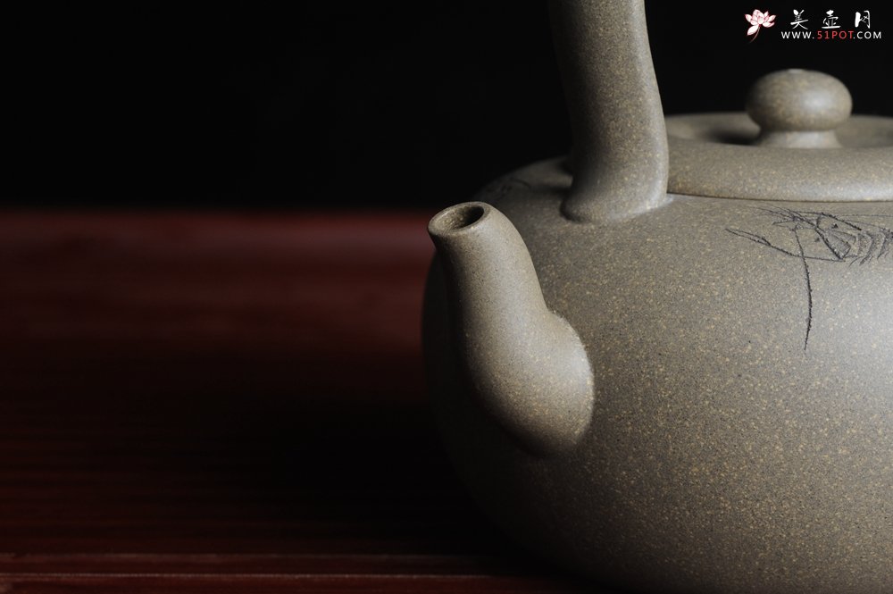 紫砂壶图片：美壶特惠 老青段 助工精工太白提梁 子陶刻对虾 - 宜兴紫砂壶网