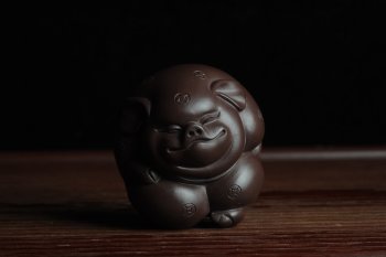 紫砂壶图片：美宠特惠 一团和气猪 神态细腻 做工灰常精致 手工茶宠 - 宜兴紫砂壶网