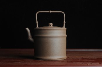 紫砂壶图片：美壶特惠 特好老段泥 精工竹段提梁 挺拔秀雅 - 宜兴紫砂壶网