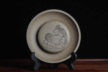 紫砂壶图片：美器特惠 助工精工老青段壶承 干泡台 布袋弥勒 神态细腻 外径大约14.3cm - 宜兴紫砂壶网