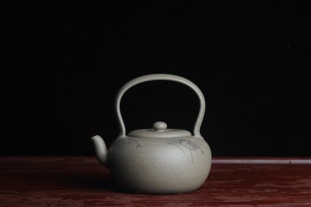 紫砂壶图片：美壶特惠 老青段 助工精工太白提梁 子陶刻对虾 - 宜兴紫砂壶网