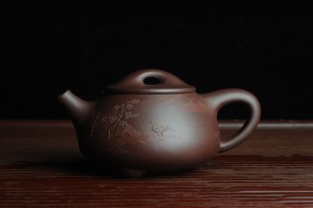 紫砂壶图片：美壶特惠 经典平盖小石瓢 满瓢（景舟石瓢）泥绘山水 江清月近人 单色泥绘更显功力 - 宜兴紫砂壶网