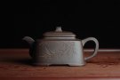 紫砂壶图片：美壶特惠 高手刻竹 全手工四方福明壶 泥料超好 - 宜兴紫砂壶网