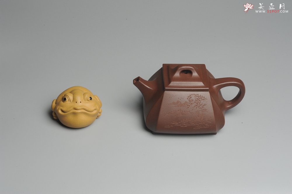 紫砂壶图片：美壶特惠 用心之作 进步之作 细节到位 做工精良 方健老师精心装饰山水抽角石瓢 只为看得见的朋友精工 - 宜兴紫砂壶网